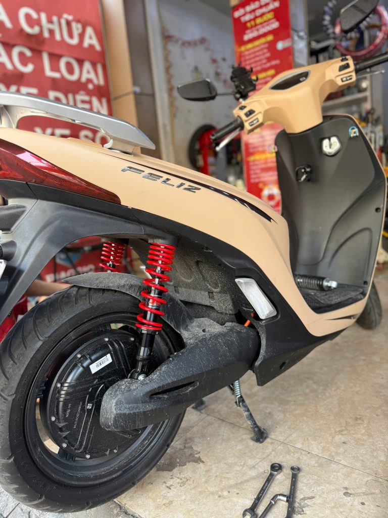 PHUỘC SAU VINFAST FELIZ 2025 MÀU ĐỎ – ĐI ÊM, XE ĐẦM khẩu chính hãng YSS Thái Lan bởi YSS.VN liên hệ 0354.390.039