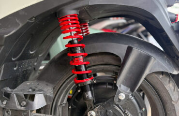 Phuộc YSS giúp xe vận hành êm ái, giảm xóc tốt trên mọi cung đường và tăng độ ổn định khi di chuyển. Lựa chọn hoàn hảo để nâng cấp trải nghiệm lái cho VinFast Feliz.