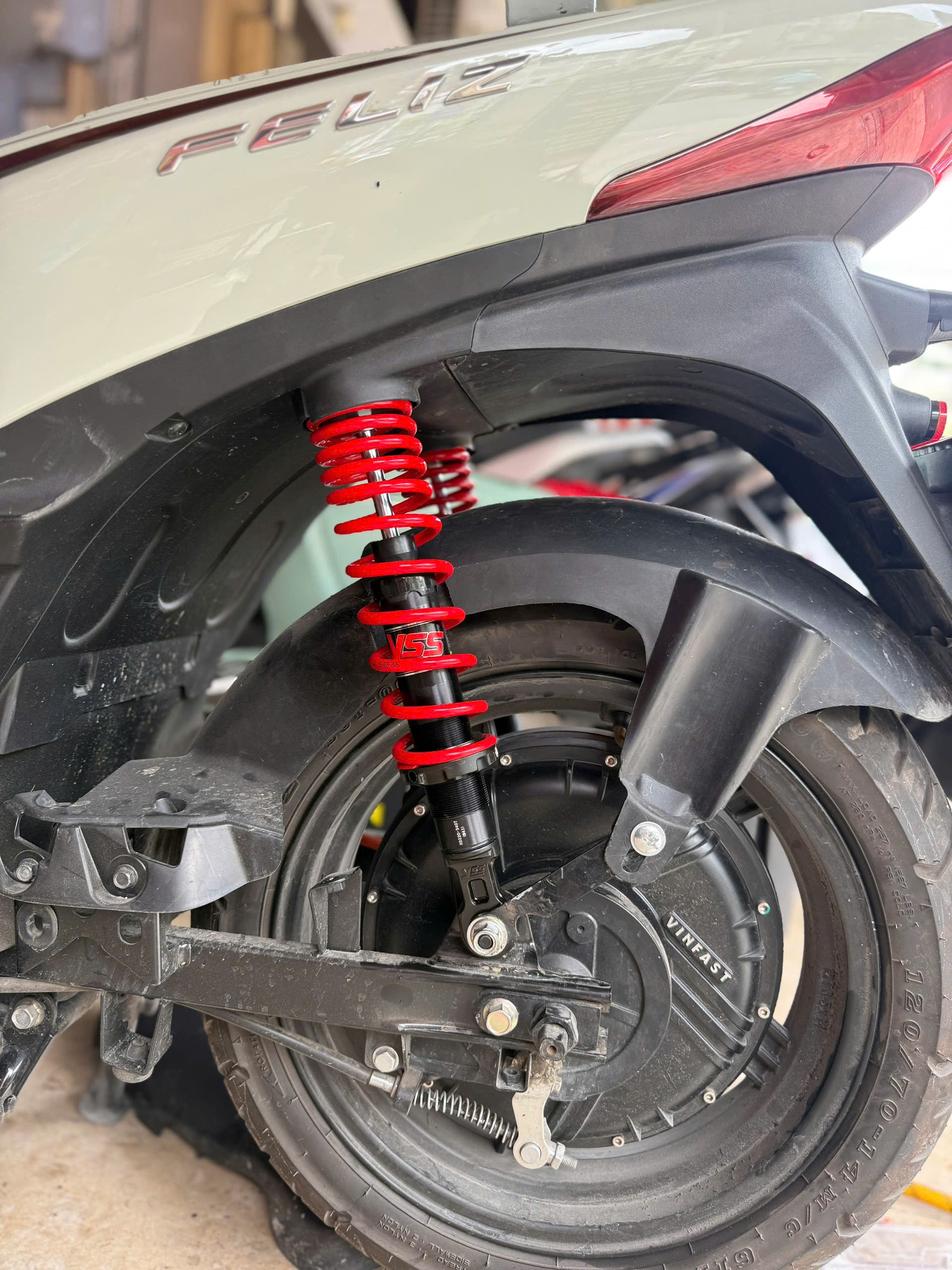 Phuộc YSS giúp xe vận hành êm ái, giảm xóc tốt trên mọi cung đường và tăng độ ổn định khi di chuyển. Lựa chọn hoàn hảo để nâng cấp trải nghiệm lái cho VinFast Feliz.